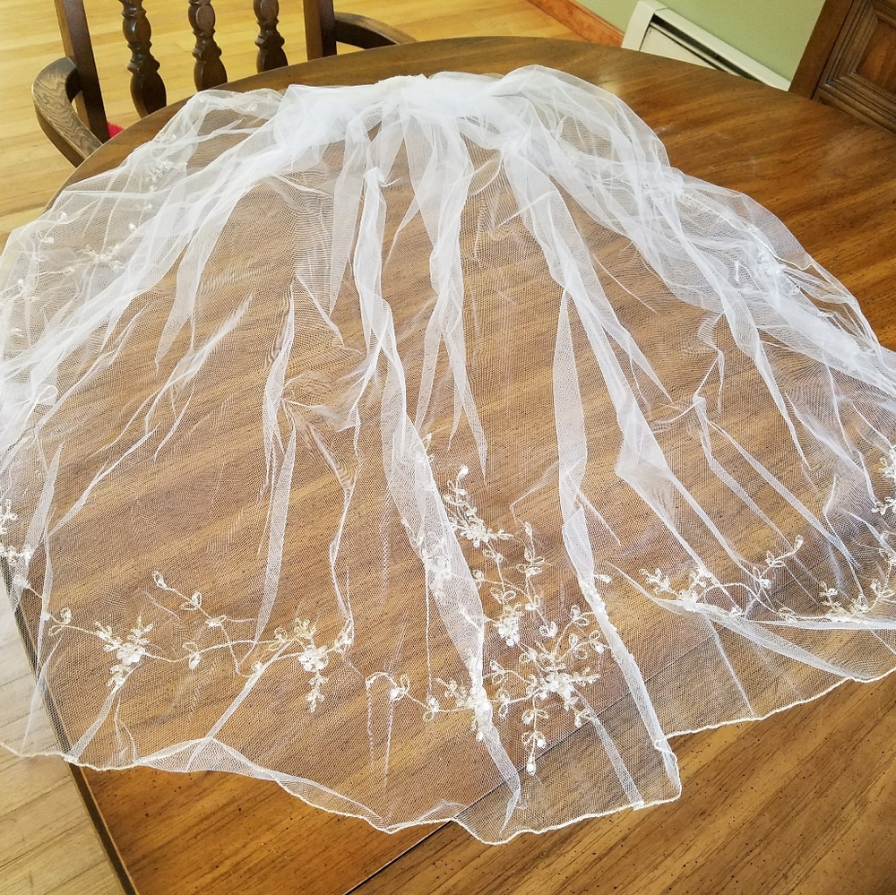 Brand new wedding dress. - Picture 10 of 13